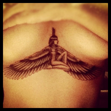 tatouage nabila cuisse ecriture