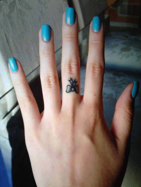 tatouage noeud au doigt