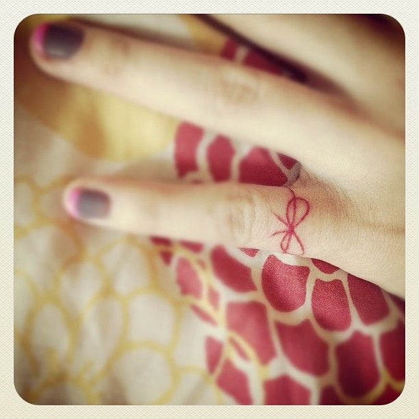 tatouage noeud au doigt
