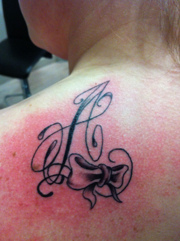 tatouage noeud avec lettre