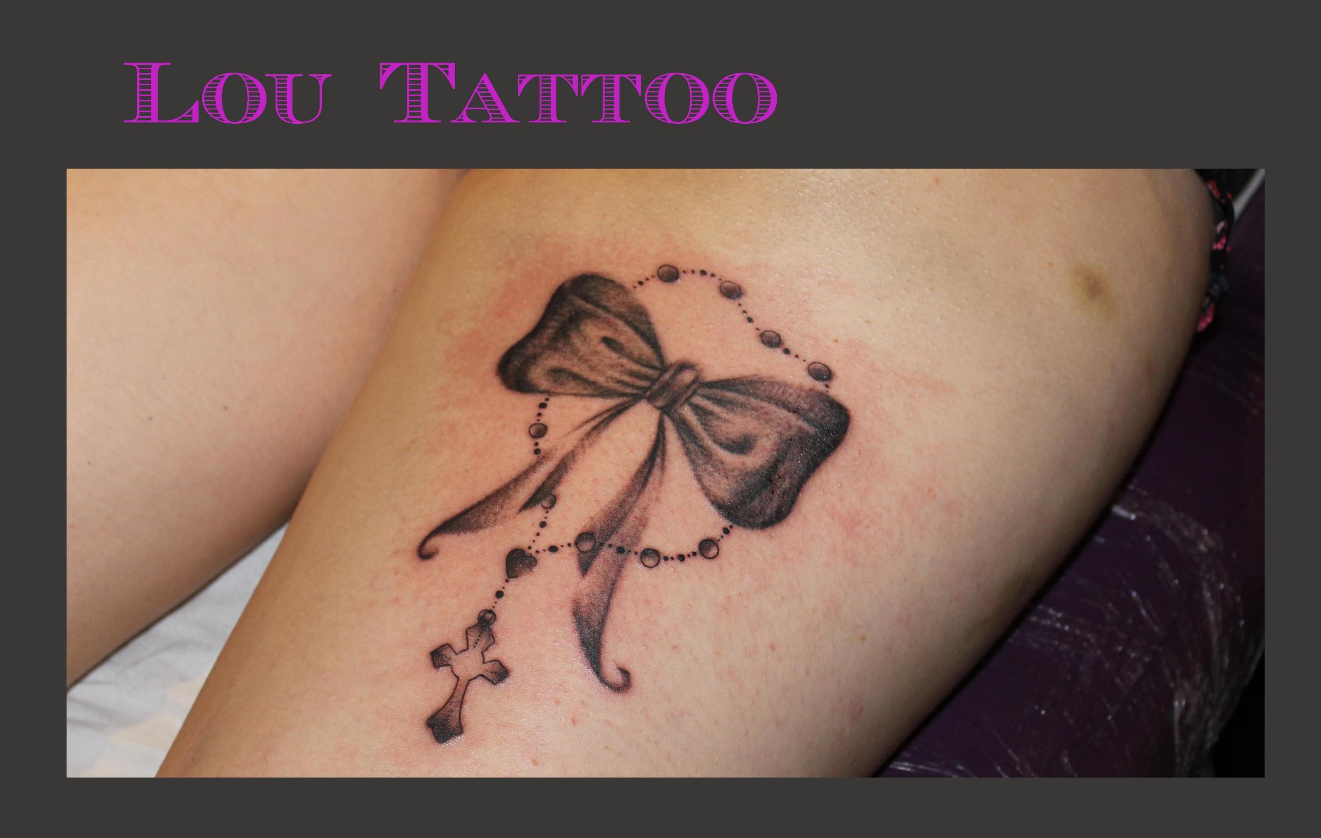 tatouage noeud avec une lettre