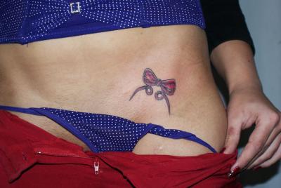 Tatouage noeud bas du ventre