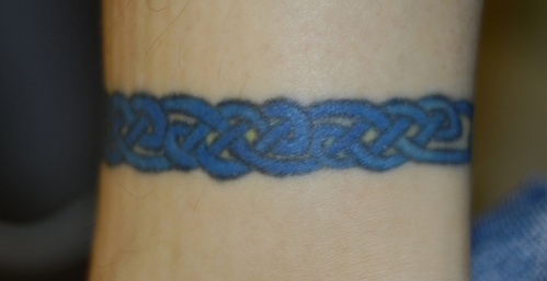 tatouage noeud bleu