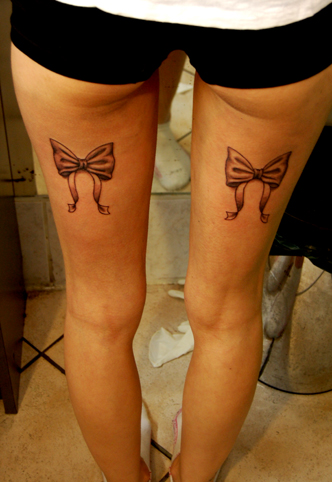 tatouage noeud cuisse femme