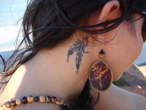 tatouage noeud derrière l'oreille