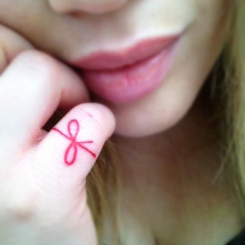 tatouage noeud doigt