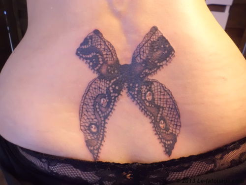 tatouage noeud en dentelle