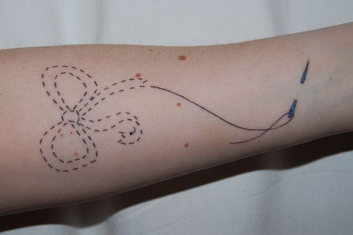 tatouage noeud en pointillé