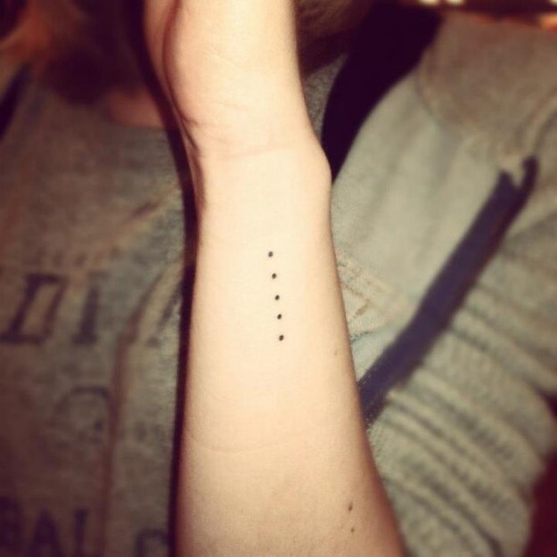 tatouage noeud en pointillé