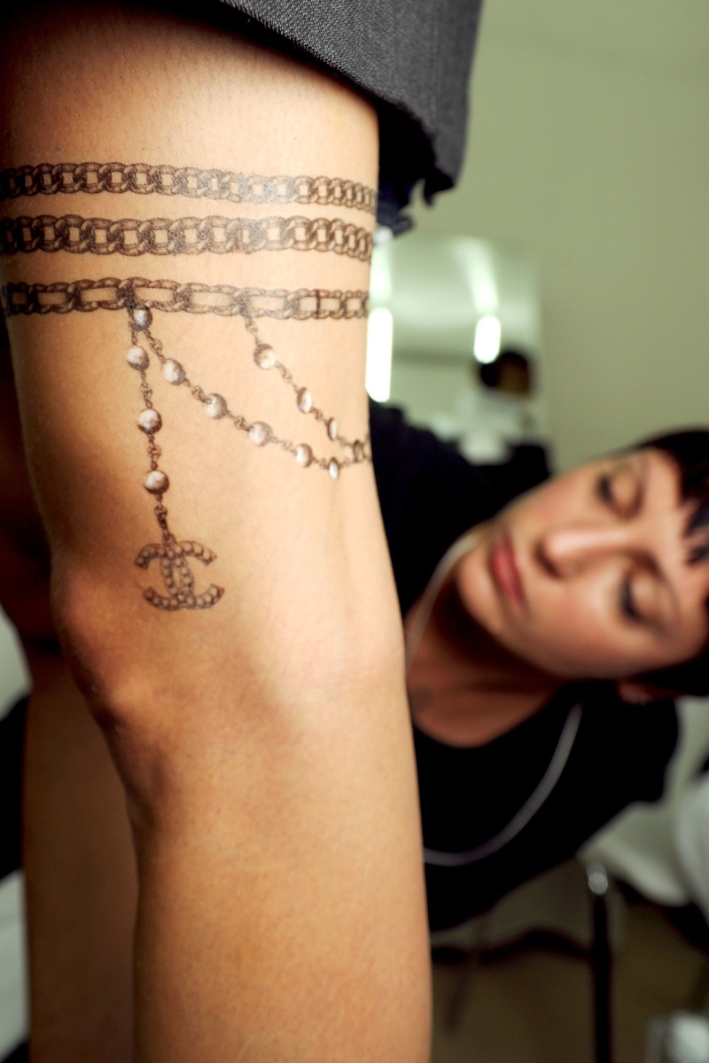 tatouage noeud en pointillé