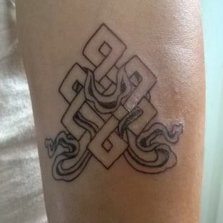 tatouage noeud infini tibétain
