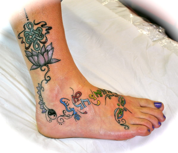 tatouage noeud infini tibétain