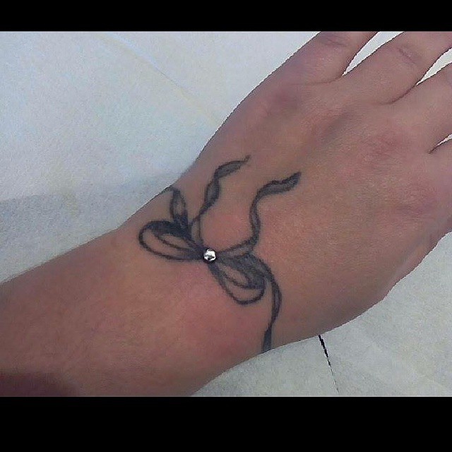 tatouage noeud main