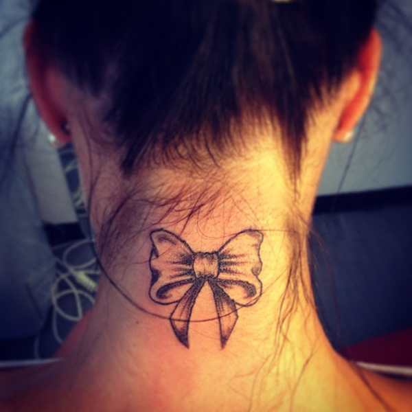 tatouage noeud noir et blanc