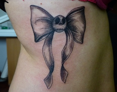 tatouage noeud noir et blanc