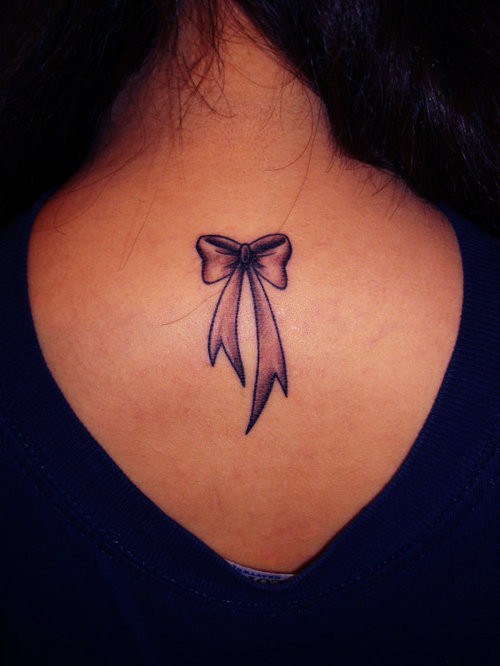 tatouage noeud papillon nuque