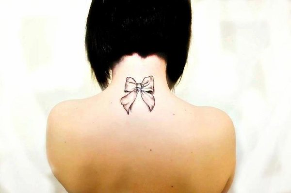 tatouage noeud papillon nuque