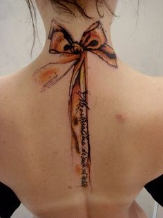 tatouage noeud papillon nuque