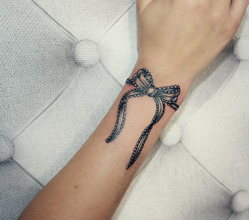 tatouage noeud papillon poignet