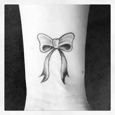 tatouage noeud papillon poignet