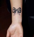 tatouage noeud poignet