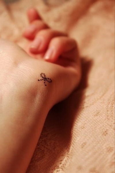 tatouage noeud pointillé