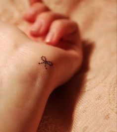tatouage noeud pointillé