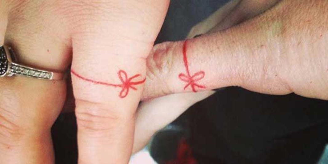 tatouage noeud rouge