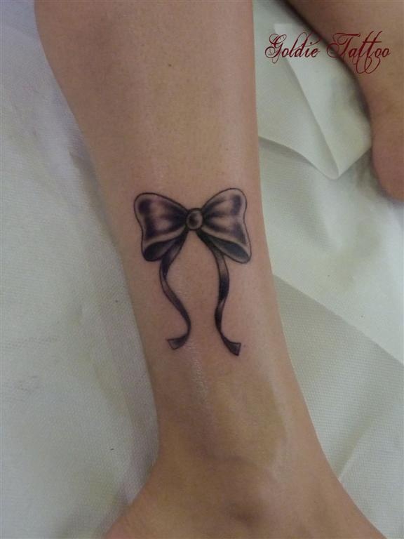 tatouage noeud ruban cheville