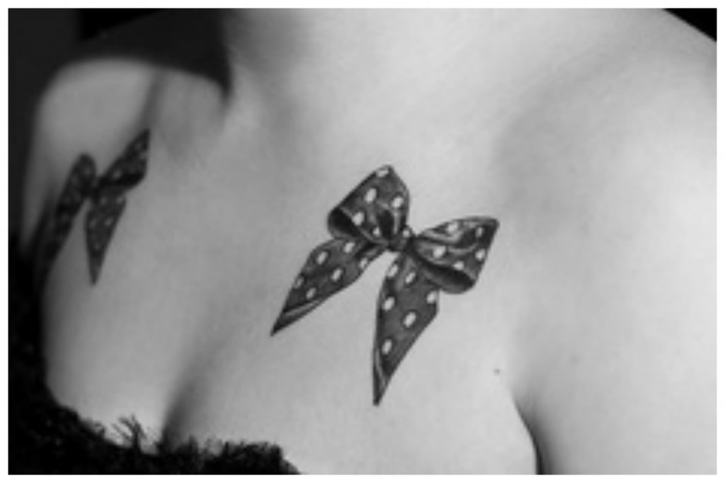 tatouage noeud ruban cuisse