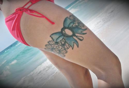 tatouage noeud ruban cuisse