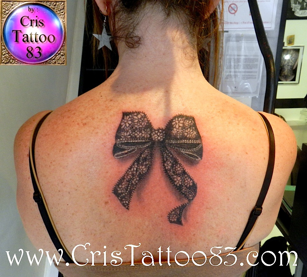 tatouage noeud ruban dos