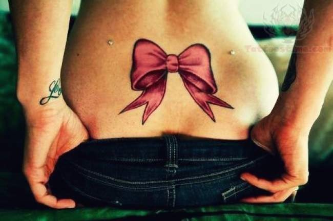tatouage noeud ruban dos