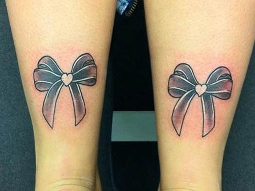 tatouage noeud ruban pied