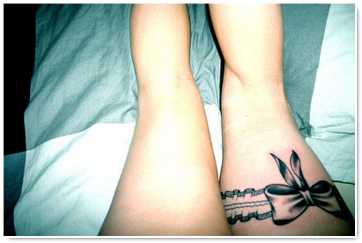 tatouage noeud sur la cuisse