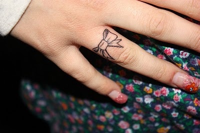 tatouage noeud sur le doigt
