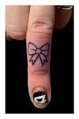 tatouage noeud sur le doigt