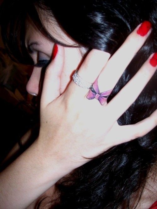 tatouage noeud sur le doigt