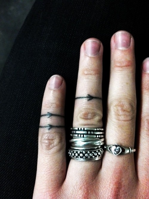 tatouage noeud sur le doigt