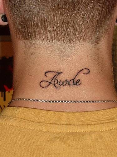 tatouage nuque cou homme