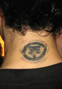 tatouage nuque cou homme