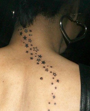 tatouage nuque etoile
