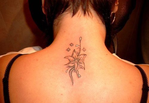 tatouage nuque etoile