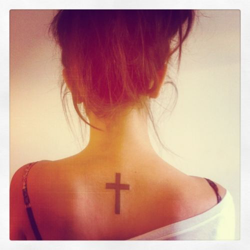 Tatouage nuque femme croix