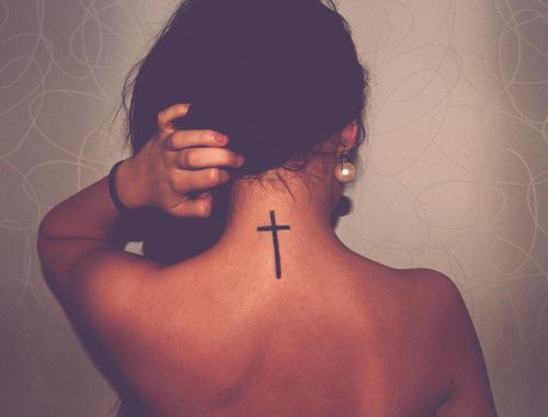 tatouage nuque femme croix