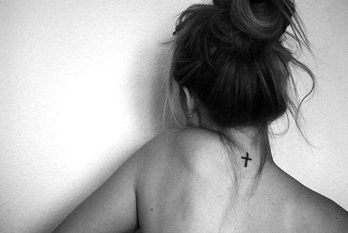 tatouage nuque femme croix