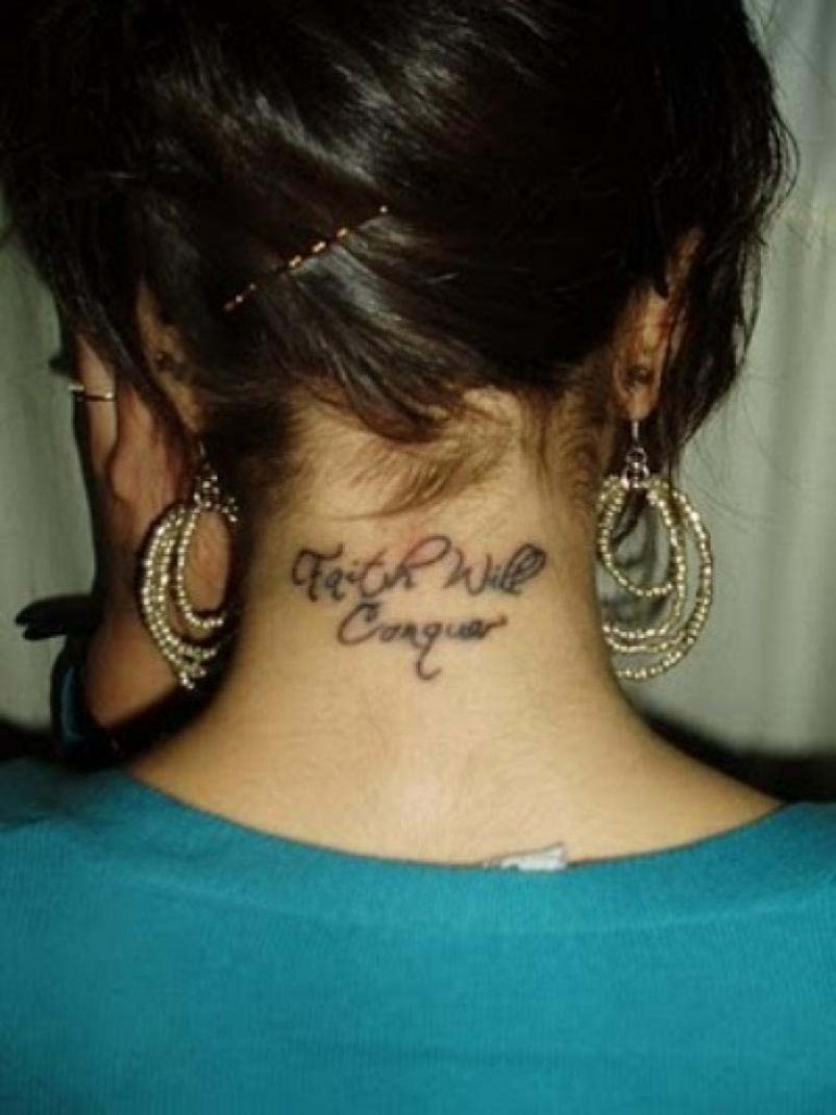 tatouage nuque femme discret