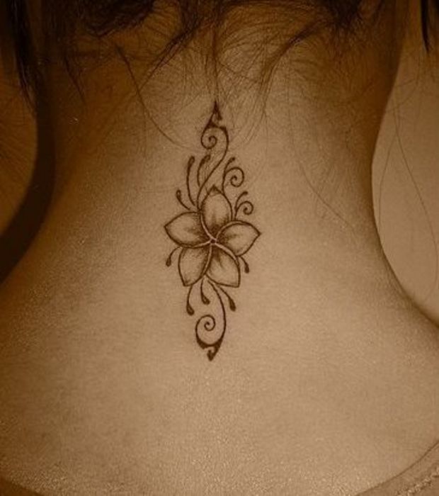Tatouage nuque femme fleur