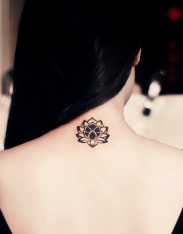 tatouage nuque femme fleur