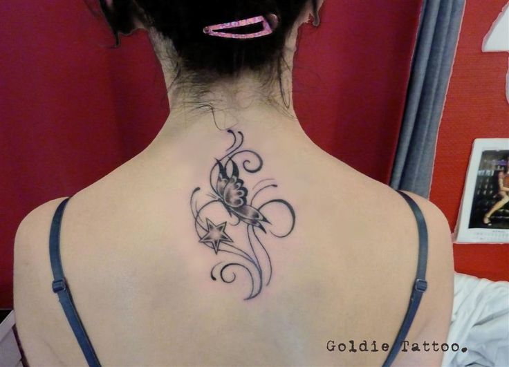 tatouage nuque femme fleur